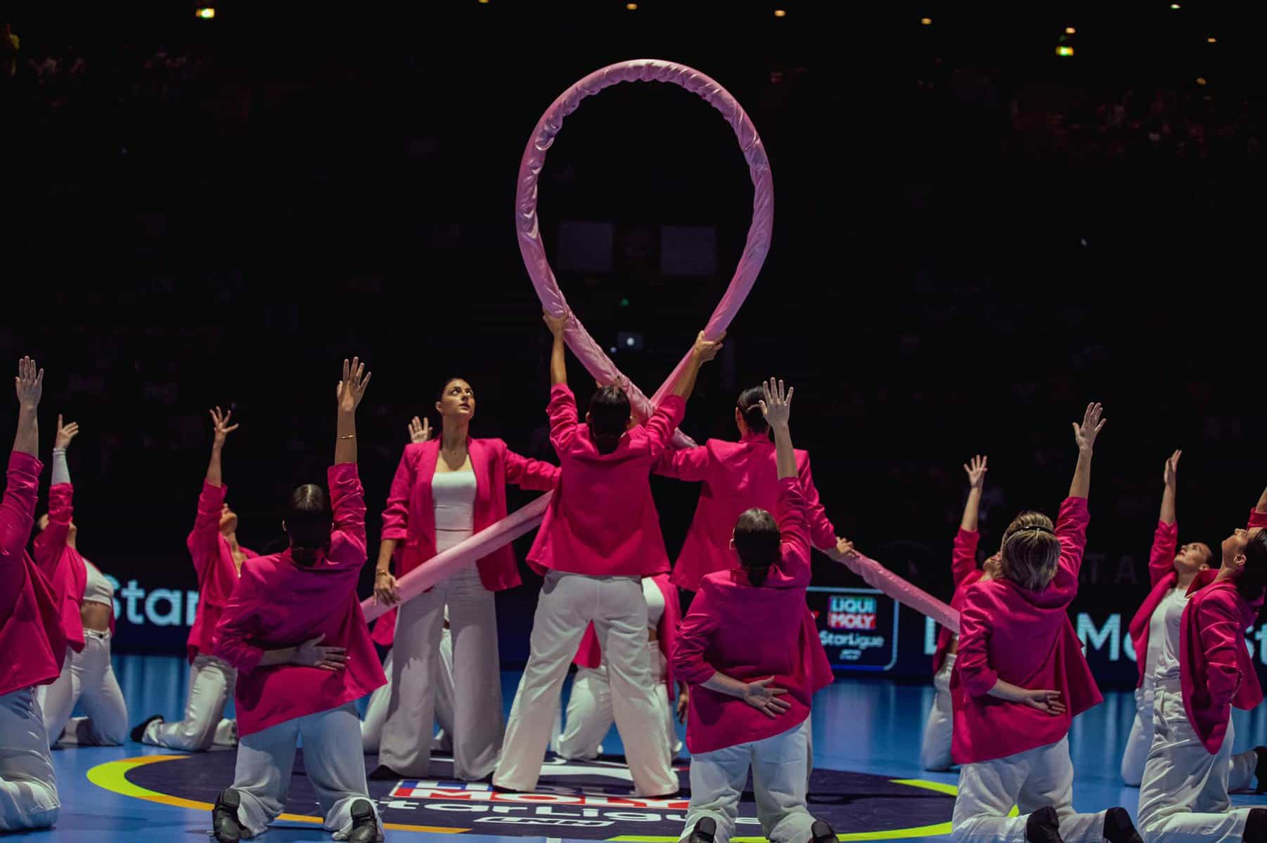 Un show "octobre rose" par GYM DANSE - lors du match contre Istres - photo USAM