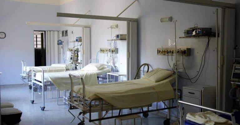 lits vides hôpital - Fermeture temporaire des urgences de Bagnols-sur-Cèze