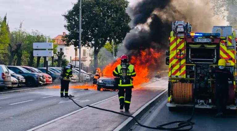 Feu de voiture Perpignan - Photo : Christophe Cc via le groupe 'Info radars + routes + covoiturage + incendies Pyrénées Orientales 66'
