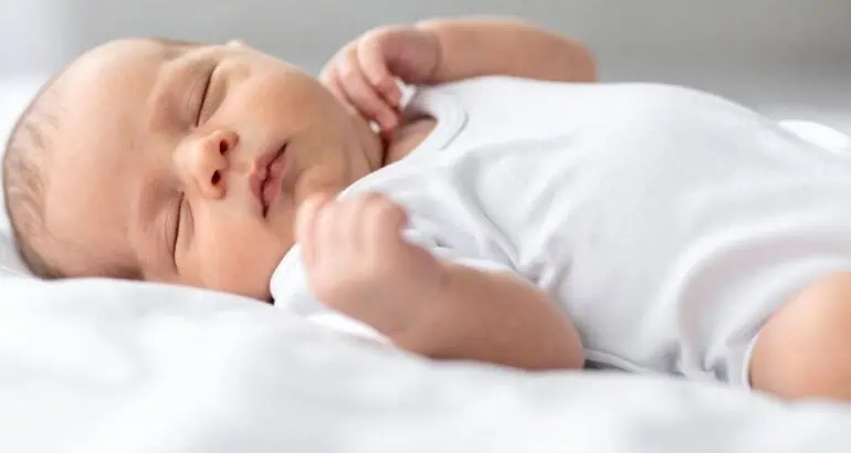 Un bébé d'un mois retrouvé mort dans son lit